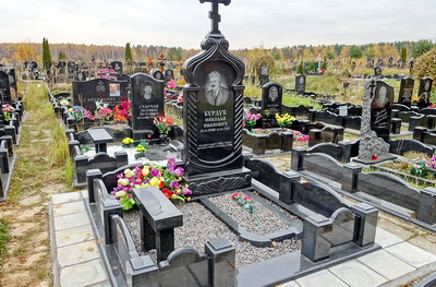 Высокий вертикальный памятник в православном стиле